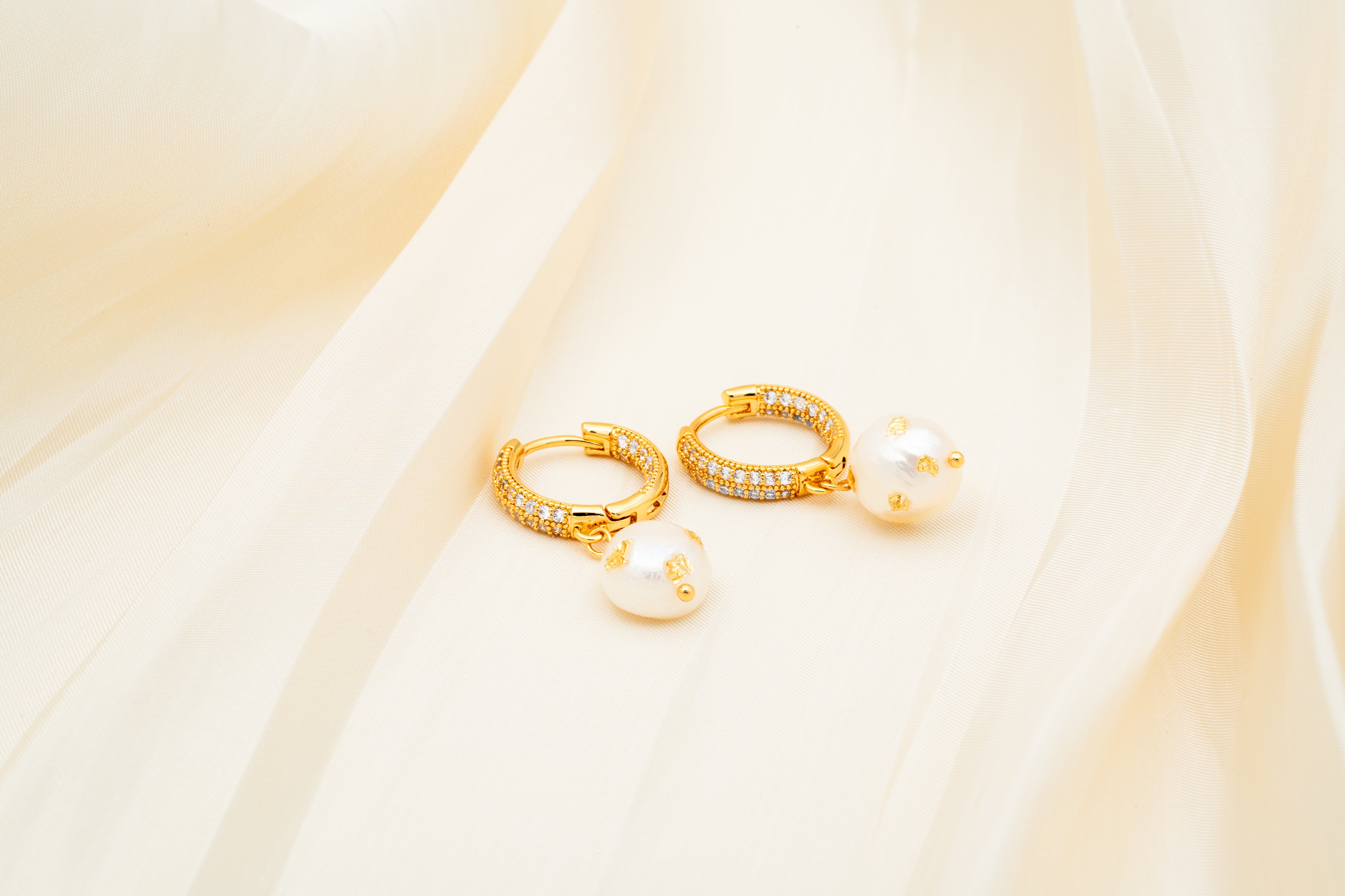 Geometric hoop earrings with pearl drops – gold plated copper design