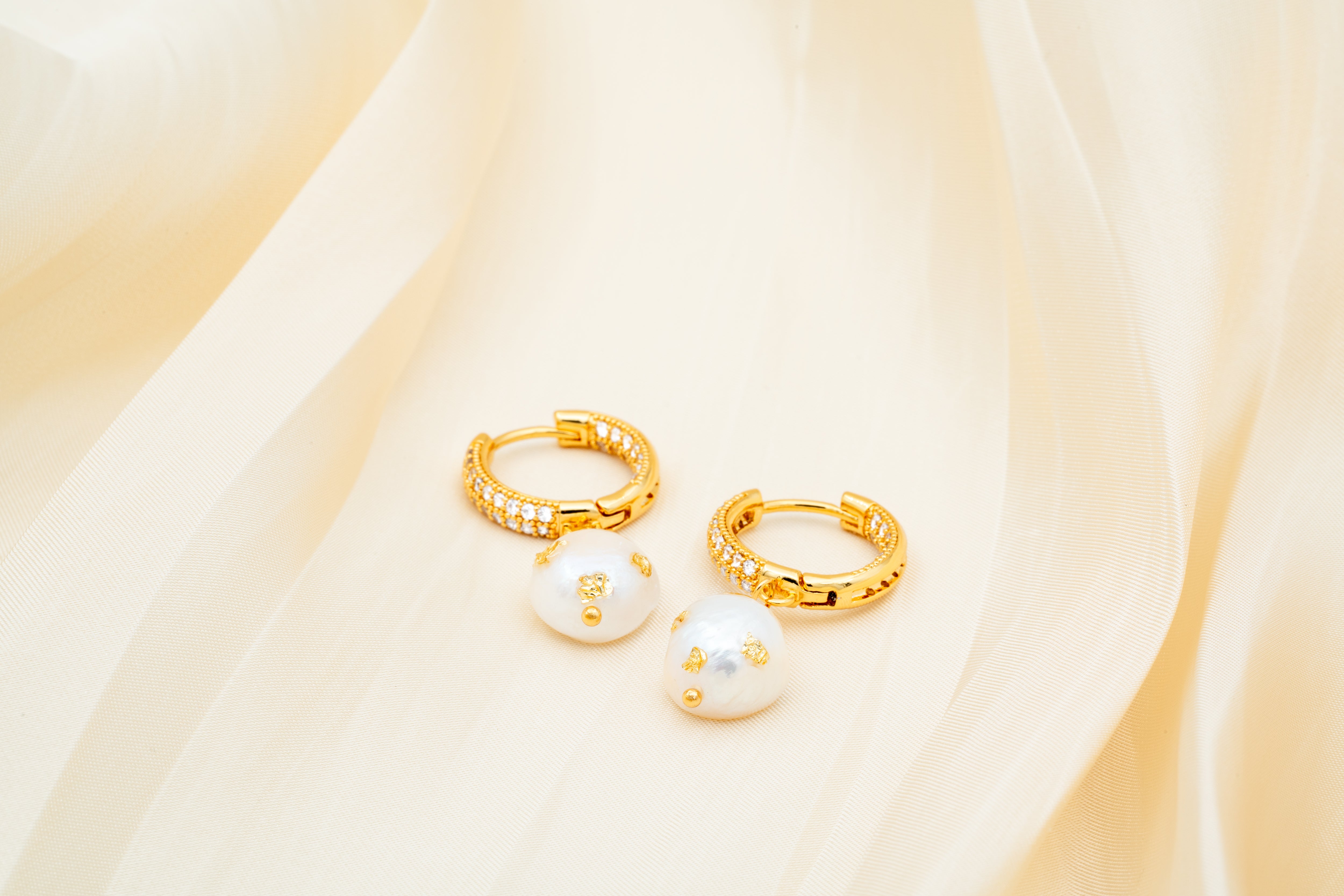 [ILYAND] 韓国ブランド☆10K GOLD☆Baroque Pearl Hoop Earrings Baroque Pearl Hoop Earrings | Simple & Dainty